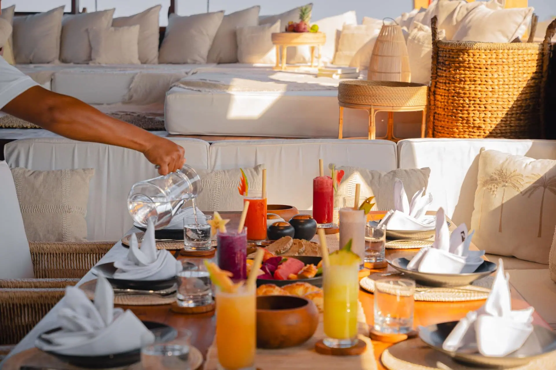 08-nataraja-main-deck-dining-table-pacific-high-min-1920-x-1280