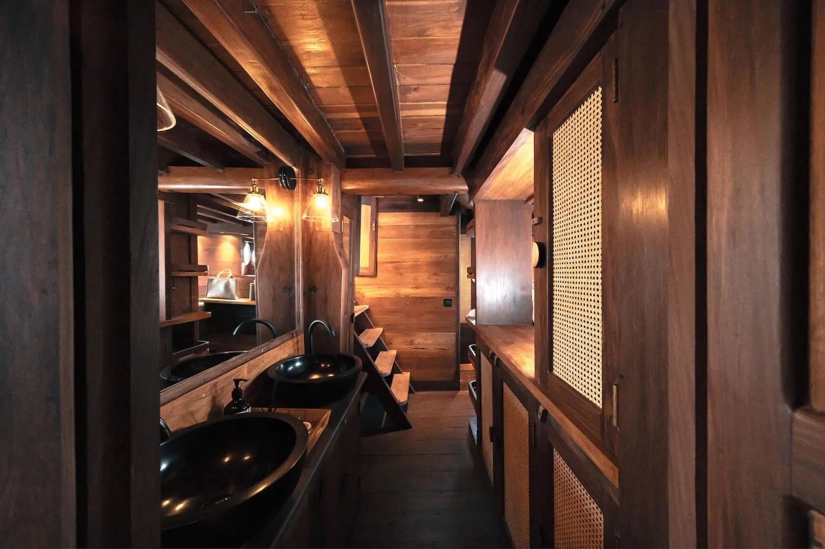 16-nataraja-master-cabin-bathroom-pacific-high-min-1679-x-1119