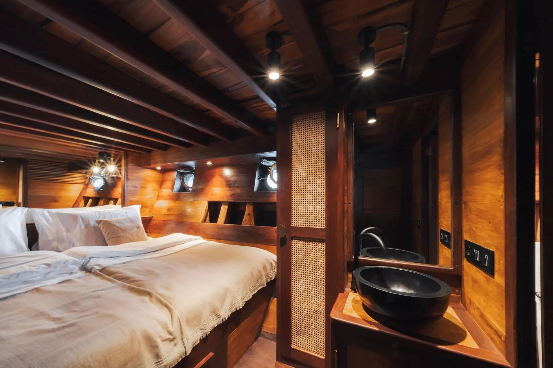 20-nataraja-deluxe-cabin-pacific-high-min-1920-x-1280