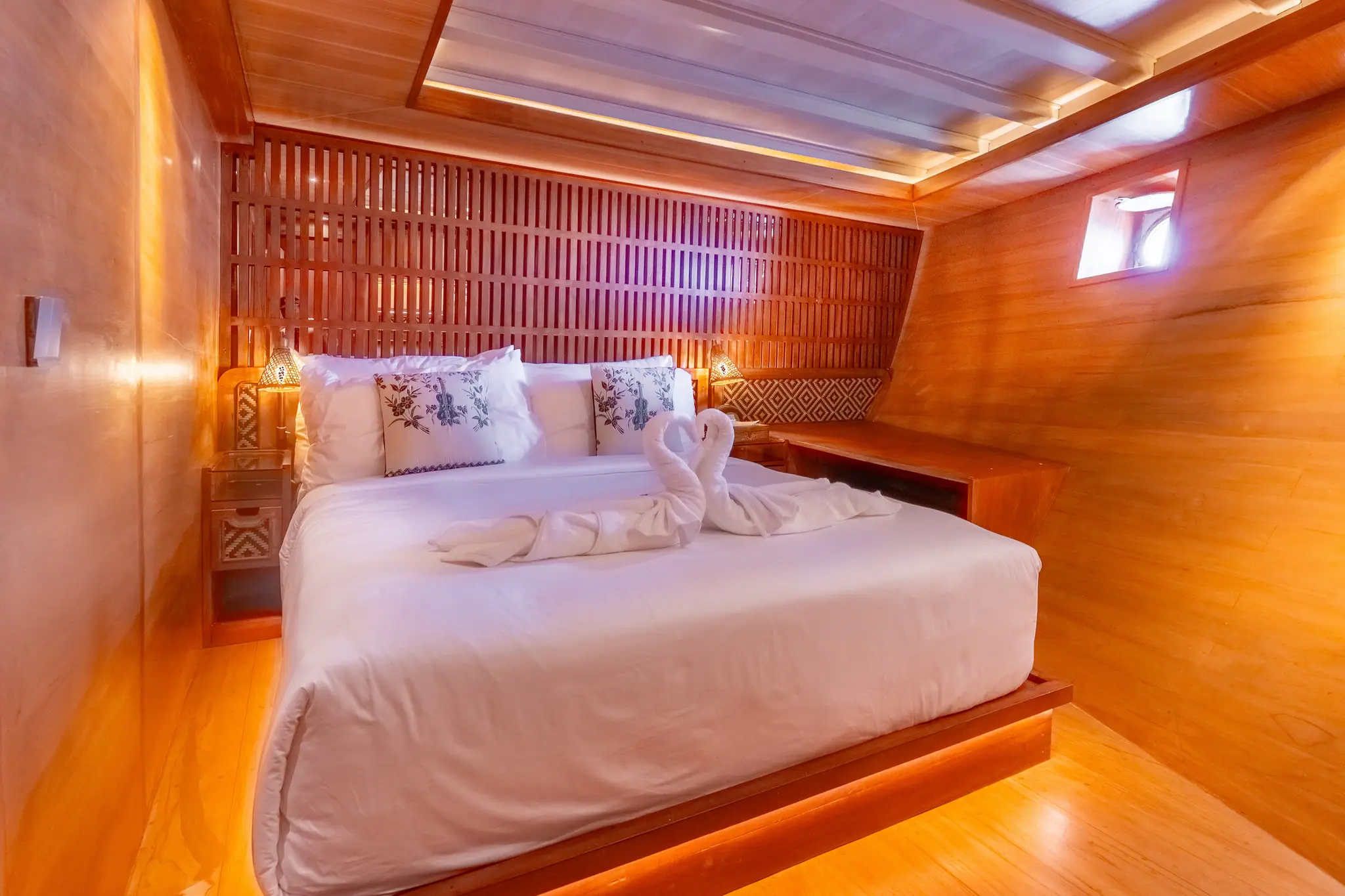 cabin-1-lower-deck-4