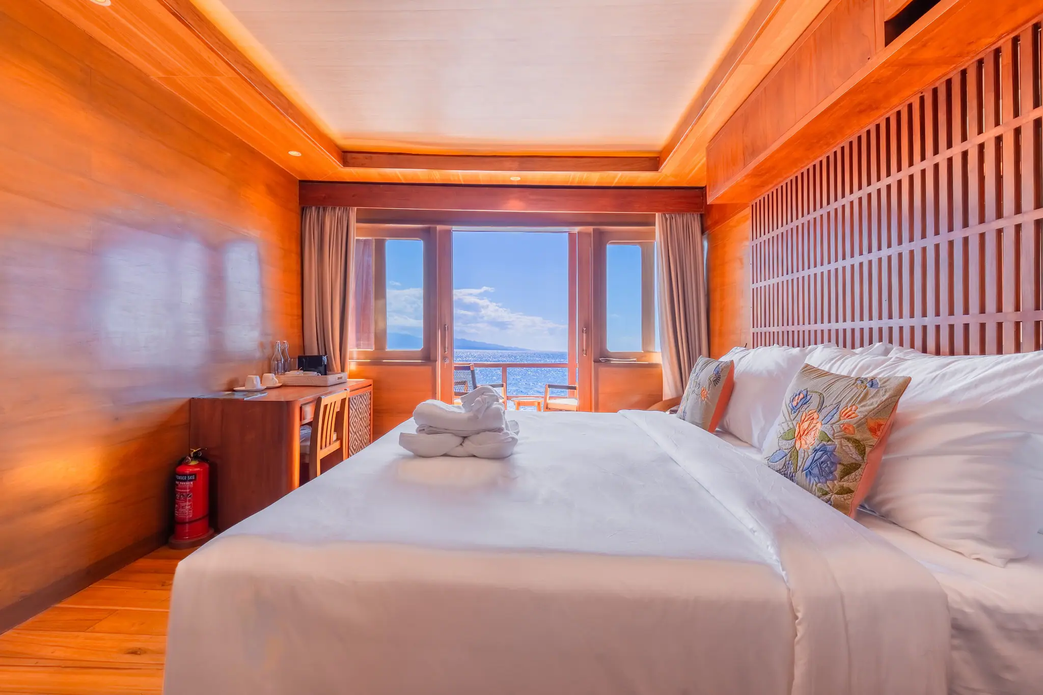 cabin-upper-deck-deluxe-cabin-1-3