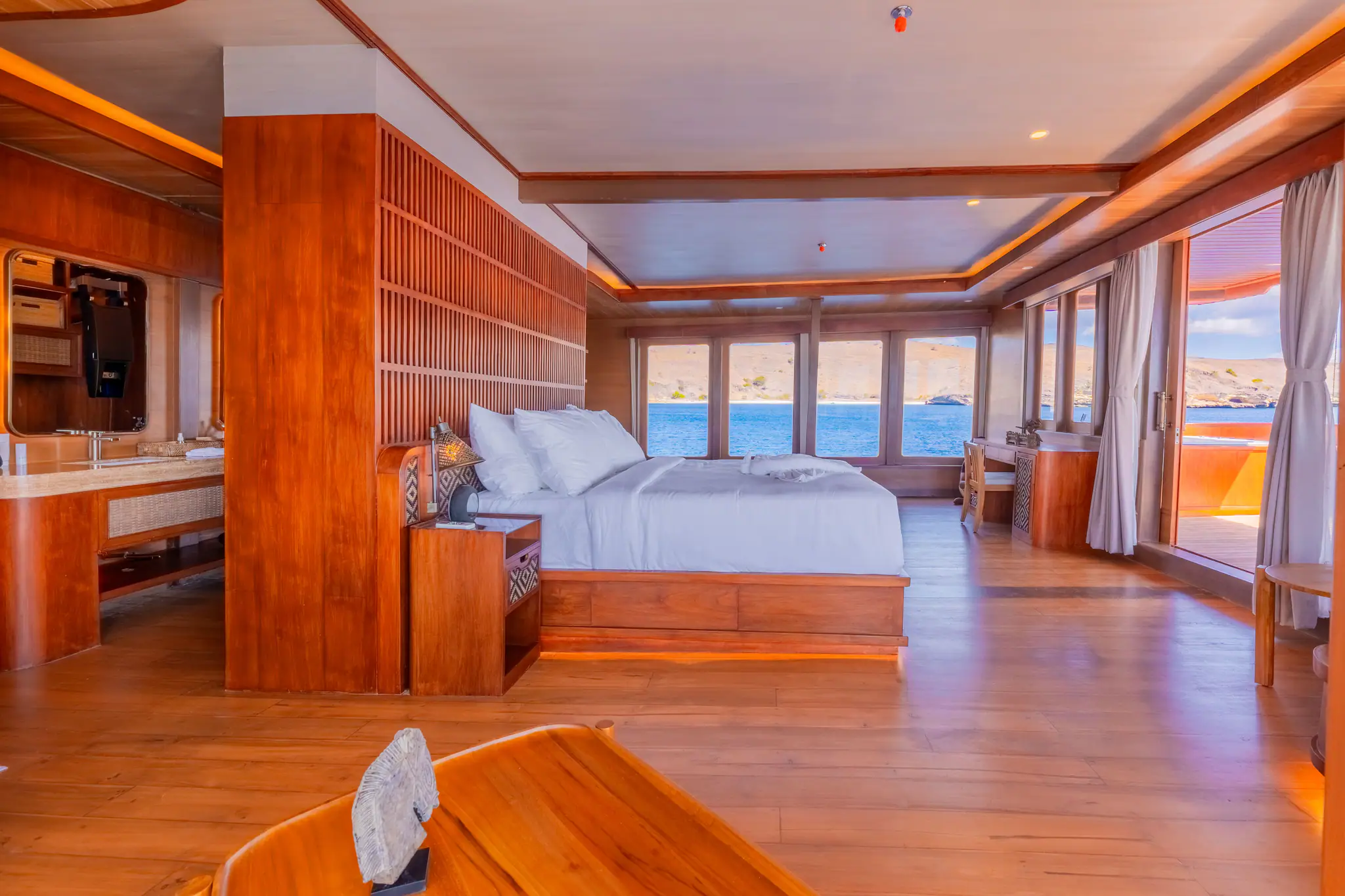 cabin-upper-deck-master-cabin-13