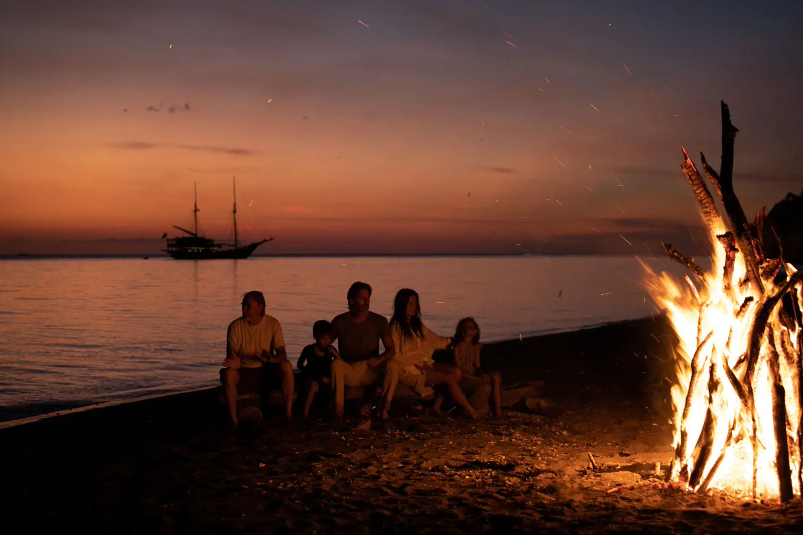 db-experiences-beach-bonfire-1