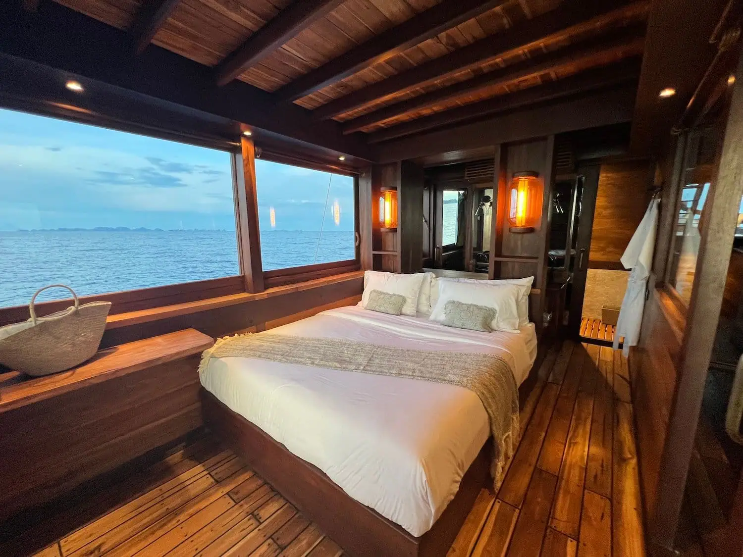 dw-master-cabin-20-night-01-1500-x-1125