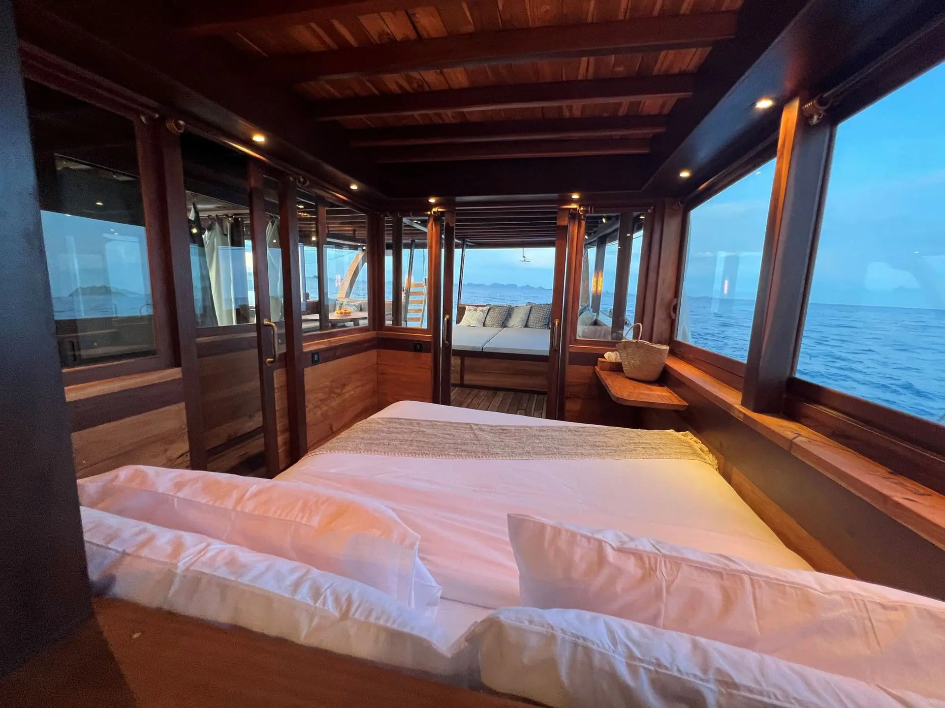 dw-master-cabin-20-night-06-1920-x-1440