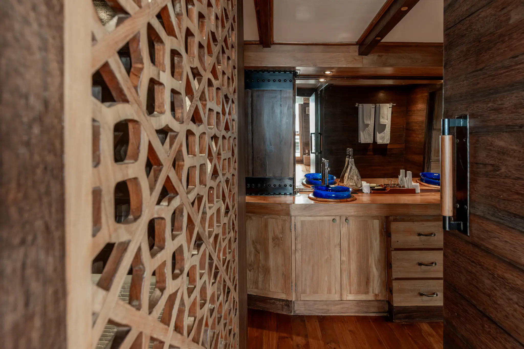 el-a-leph-master-cabin-bathroom-entrance