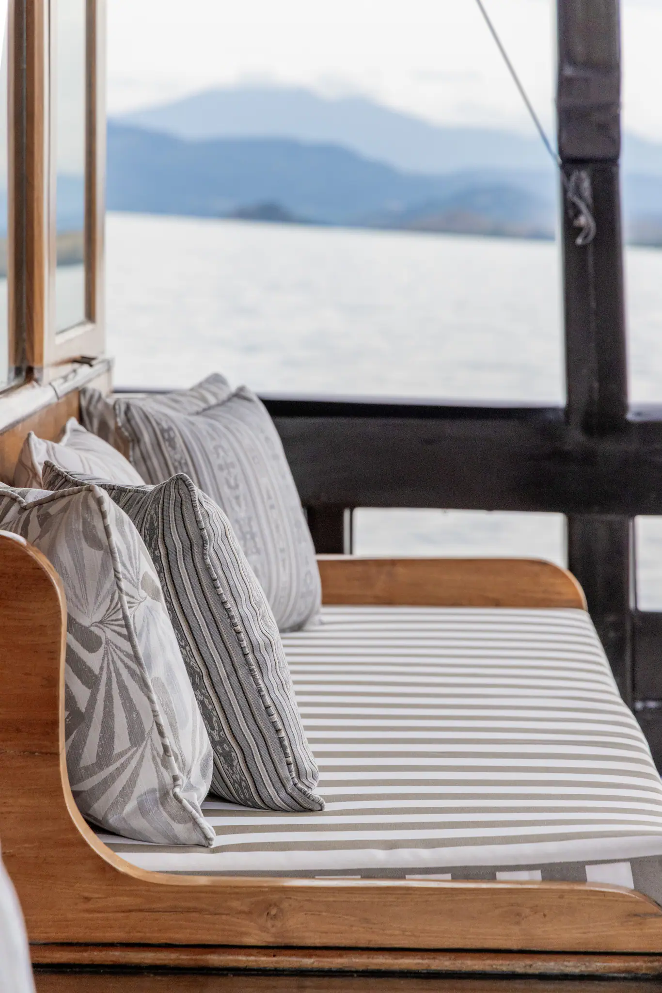 el-aleph-main-deck-lounge-close-up