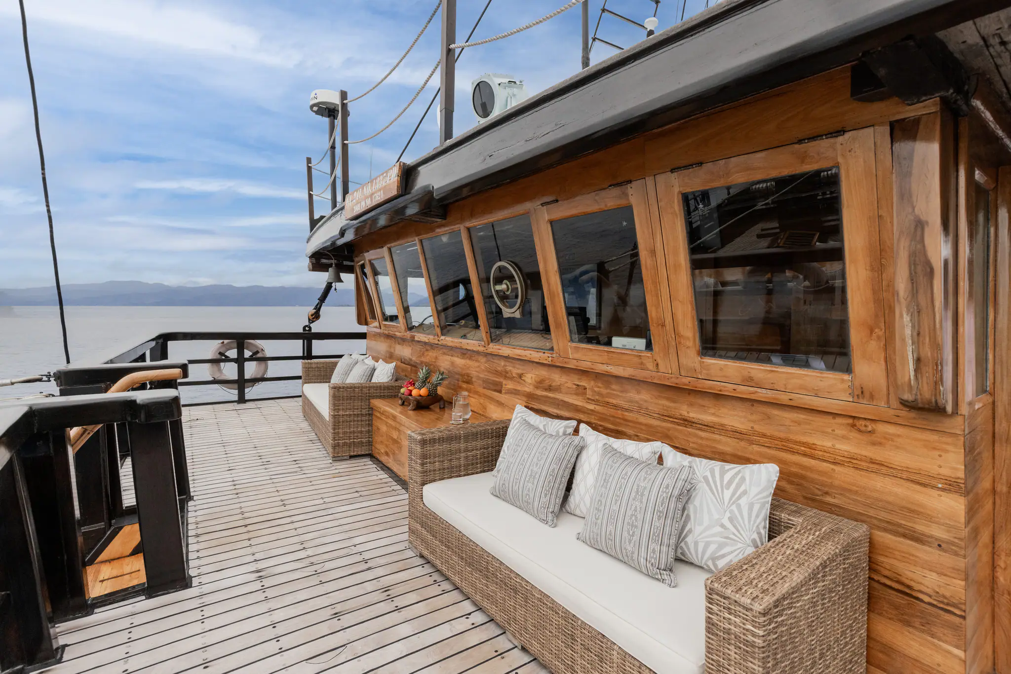 el-aleph-navigation-deck-foredeck-by-the-bridge