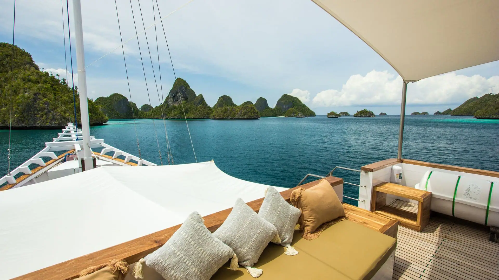 fenides-20-liveaboard-20-boat-06-1920-x-1080