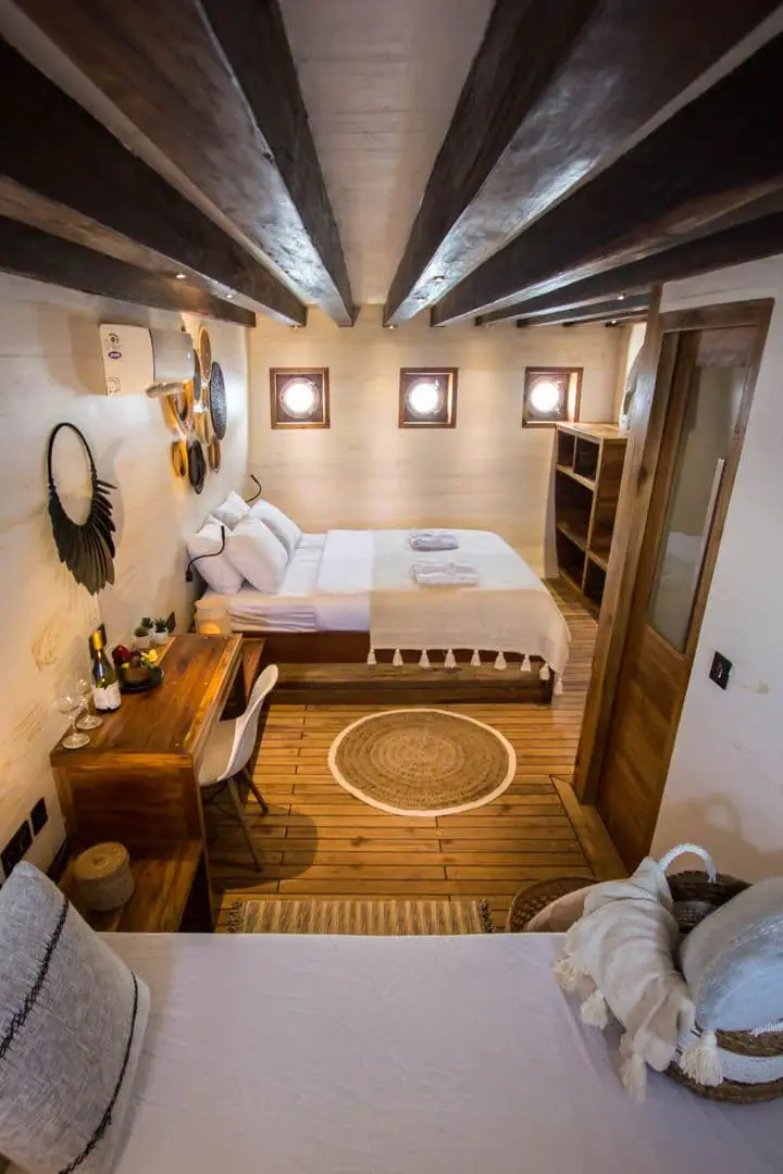 fenides-20-liveaboard-20-master-20-cabin-2004-720-x-1080