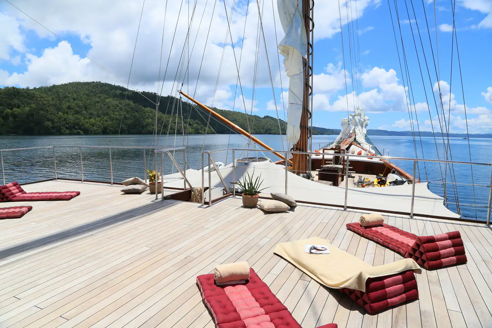 lamima yacht charter sundeck