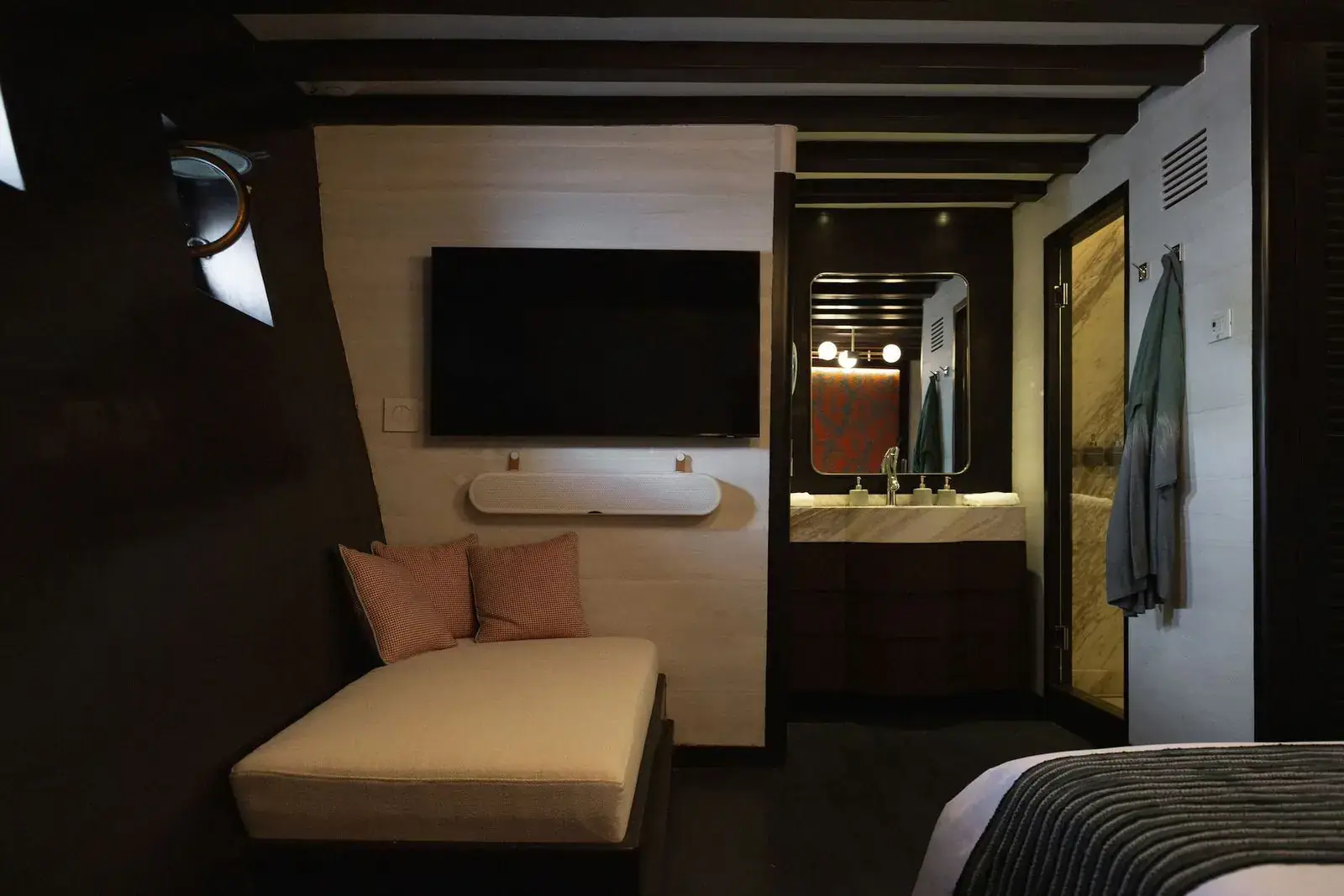 lower-20-deck-20-20-stateroom-201-20-1-20-of-203-20-20-img-7570-1920-x-1280