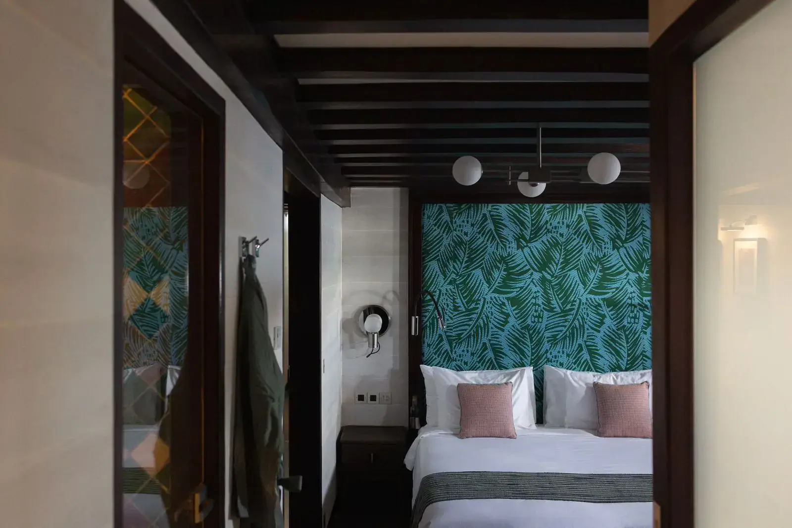 lower-20-deck-20-20-stateroom-204-20-1-20-of-203-20-20-img-7623-1920-x-1280