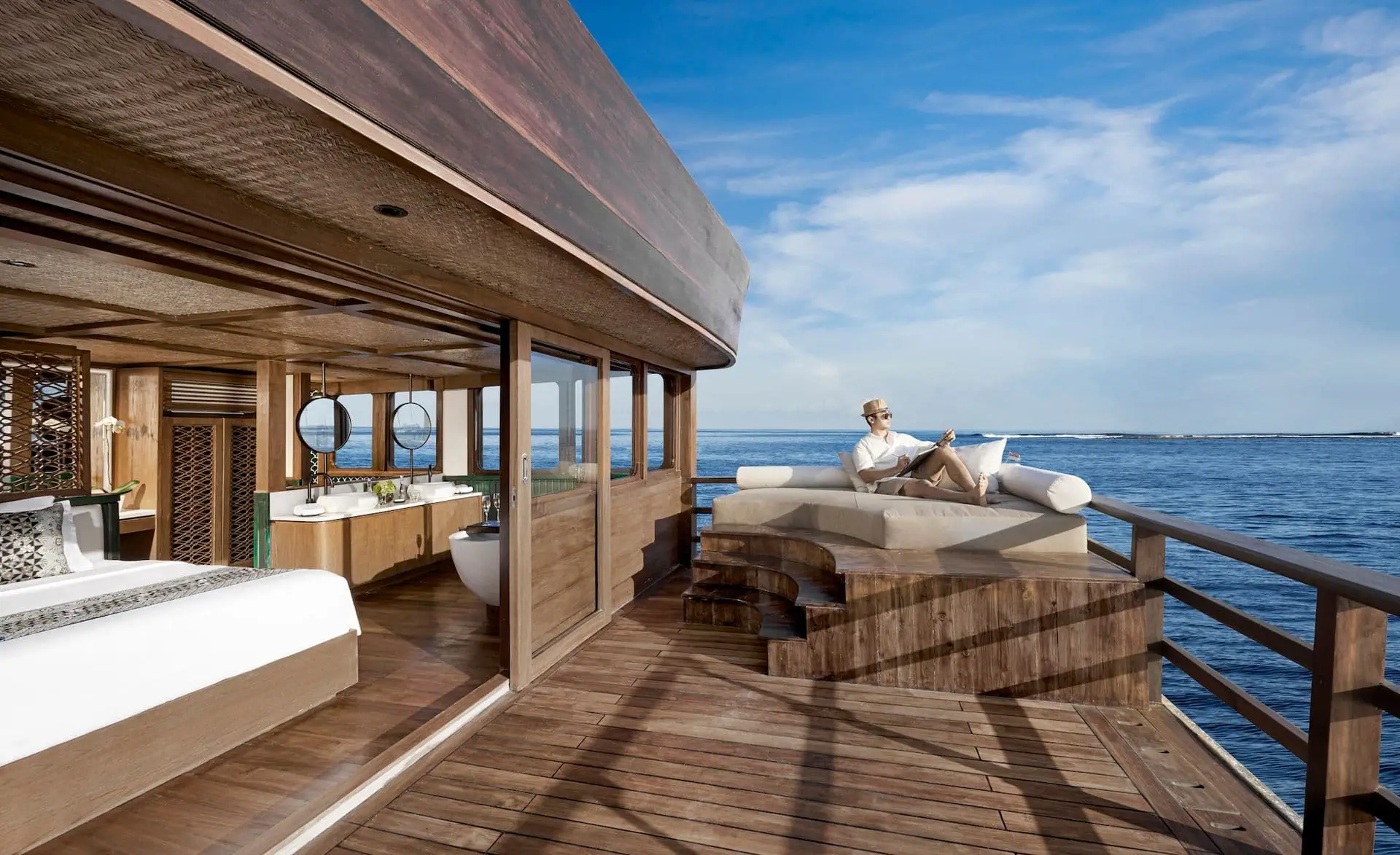 master-20-bedroom-20-outside-1920-x-1173