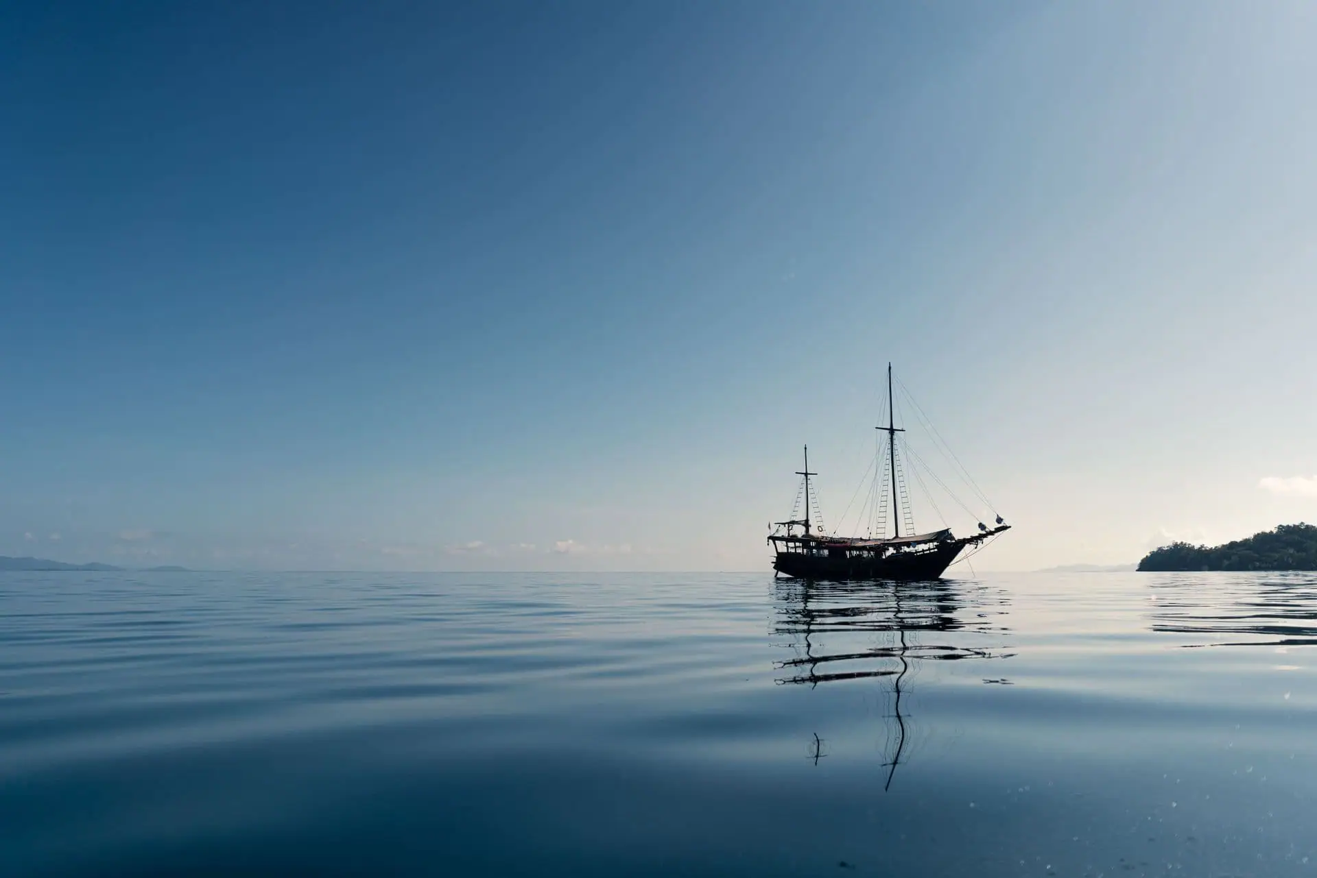 nataraja-anchorage-glassy-20-water-sunrise-2020-2-1920-x-1281