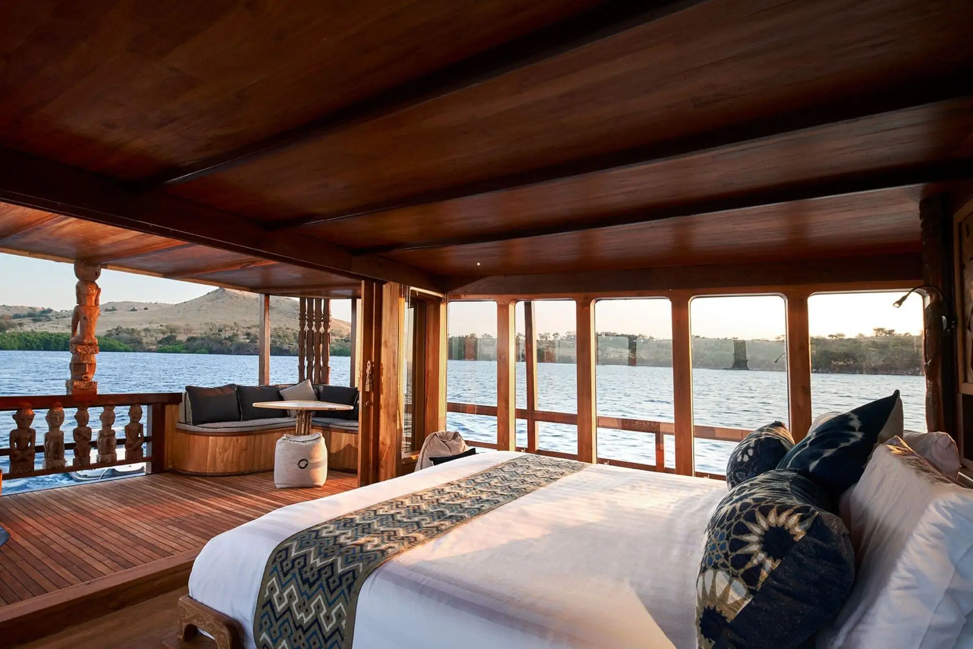 oracle-luxury-yacht-charter-indonesia-bali-komodo-8-1920-x-1280