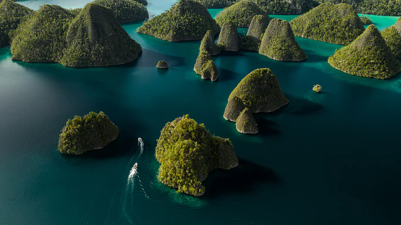 Raja Ampata sailing aboard aqua Blu Yacht Charter