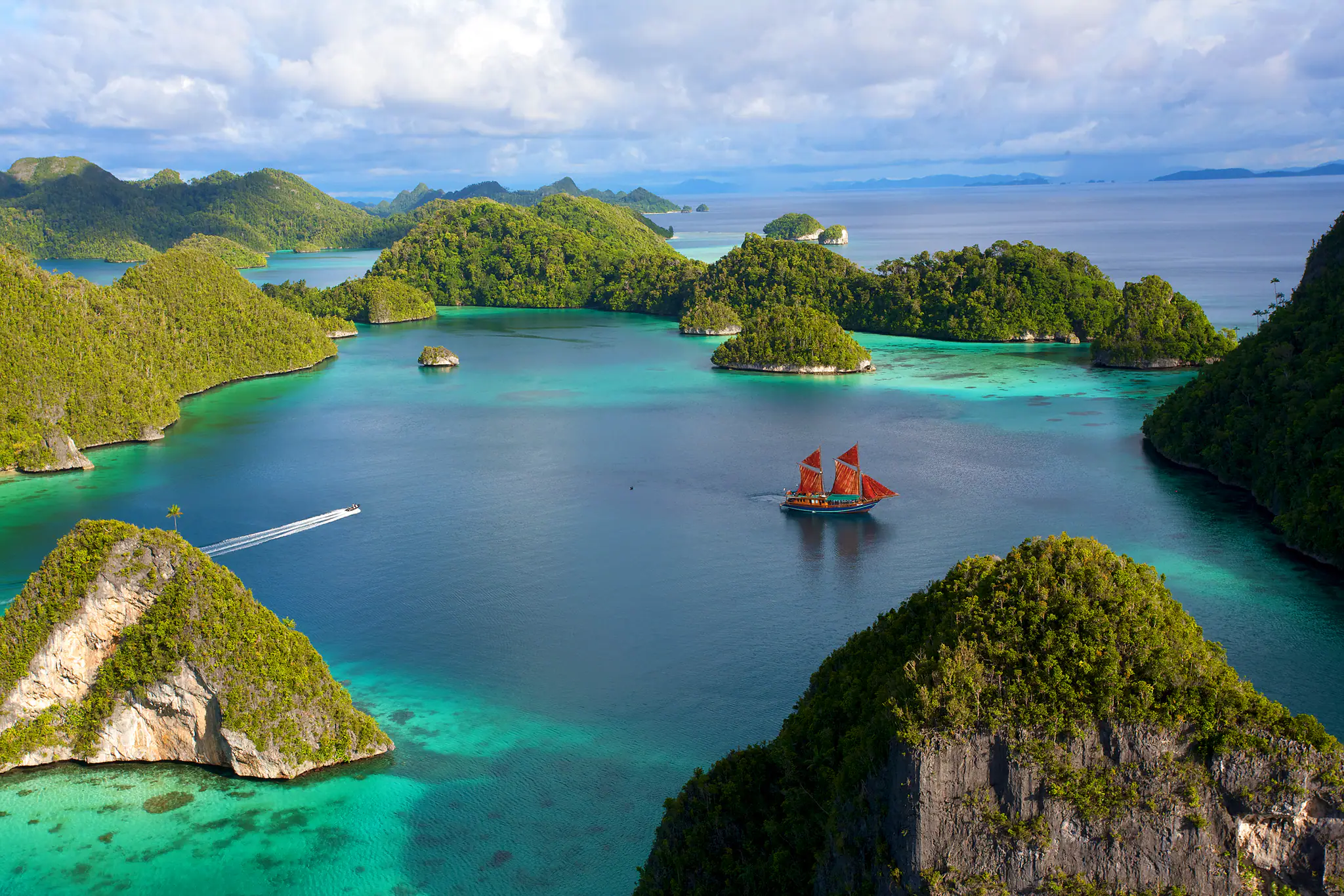 tiger-blue-anchored-at-pulau-wayag-raja-ampat