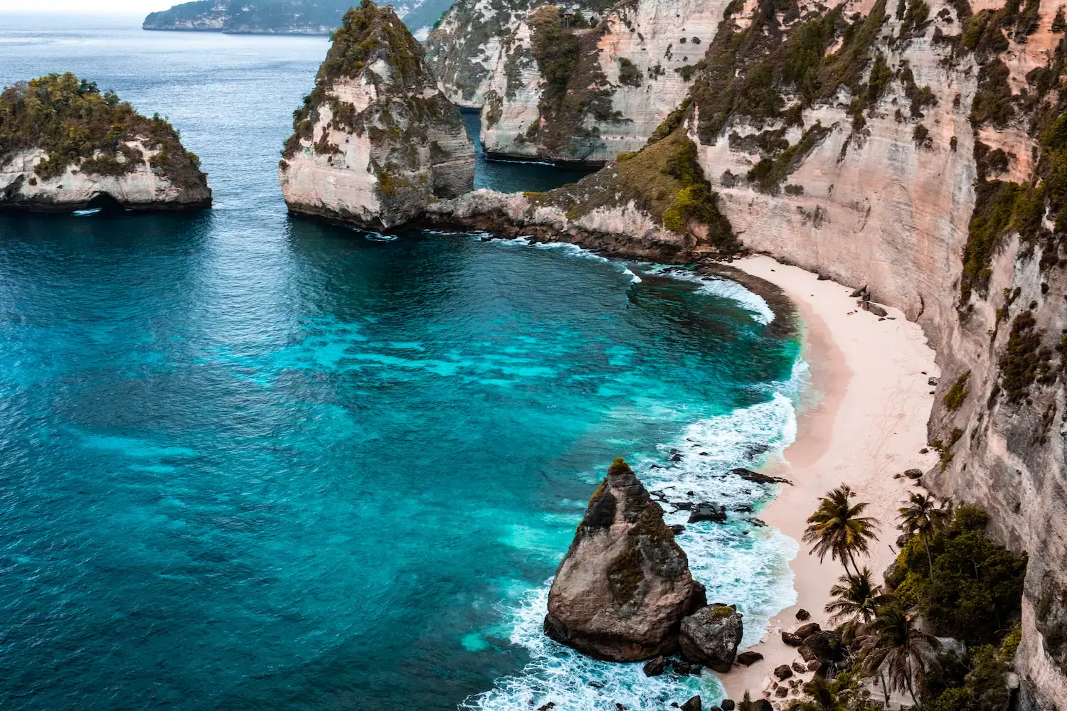 Enjoy the stunning diamond beach in Nusa Penida 